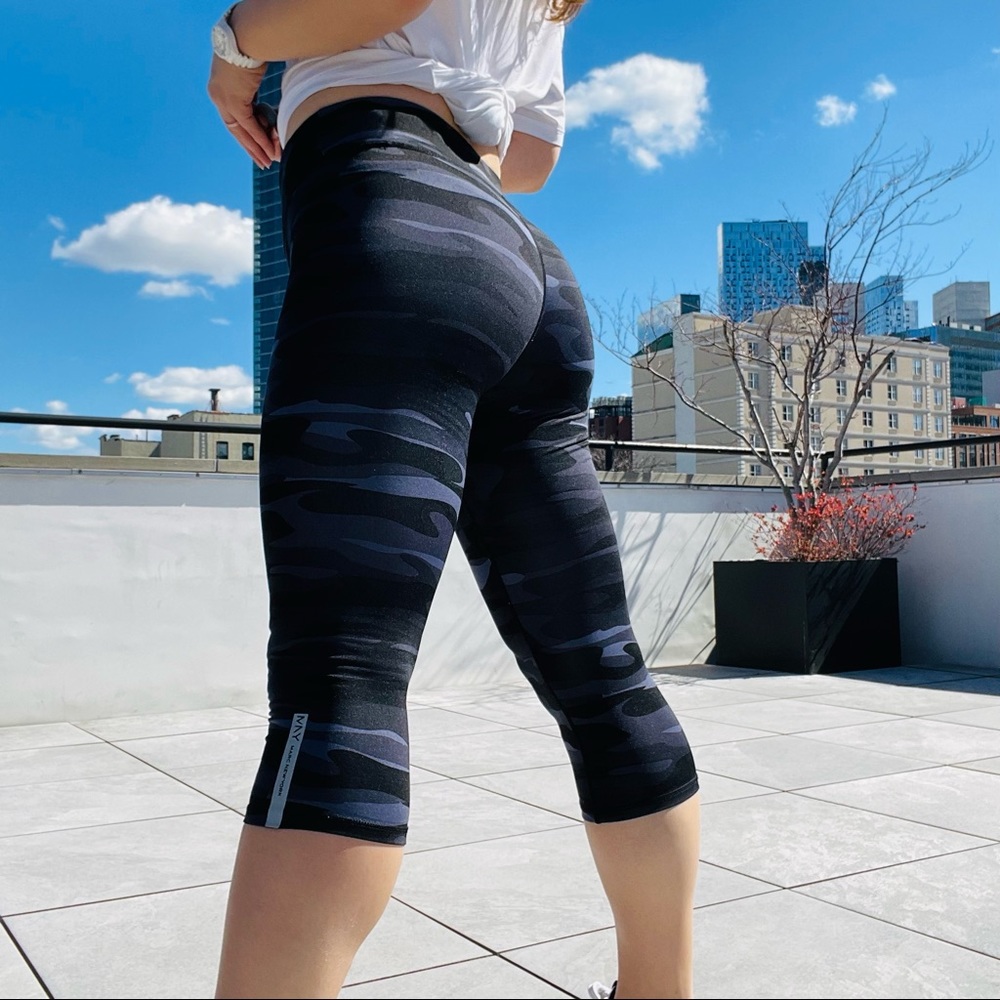 Andrew Marc NY Camo Leggings Pants Performance Crop - Picture 3 of 16